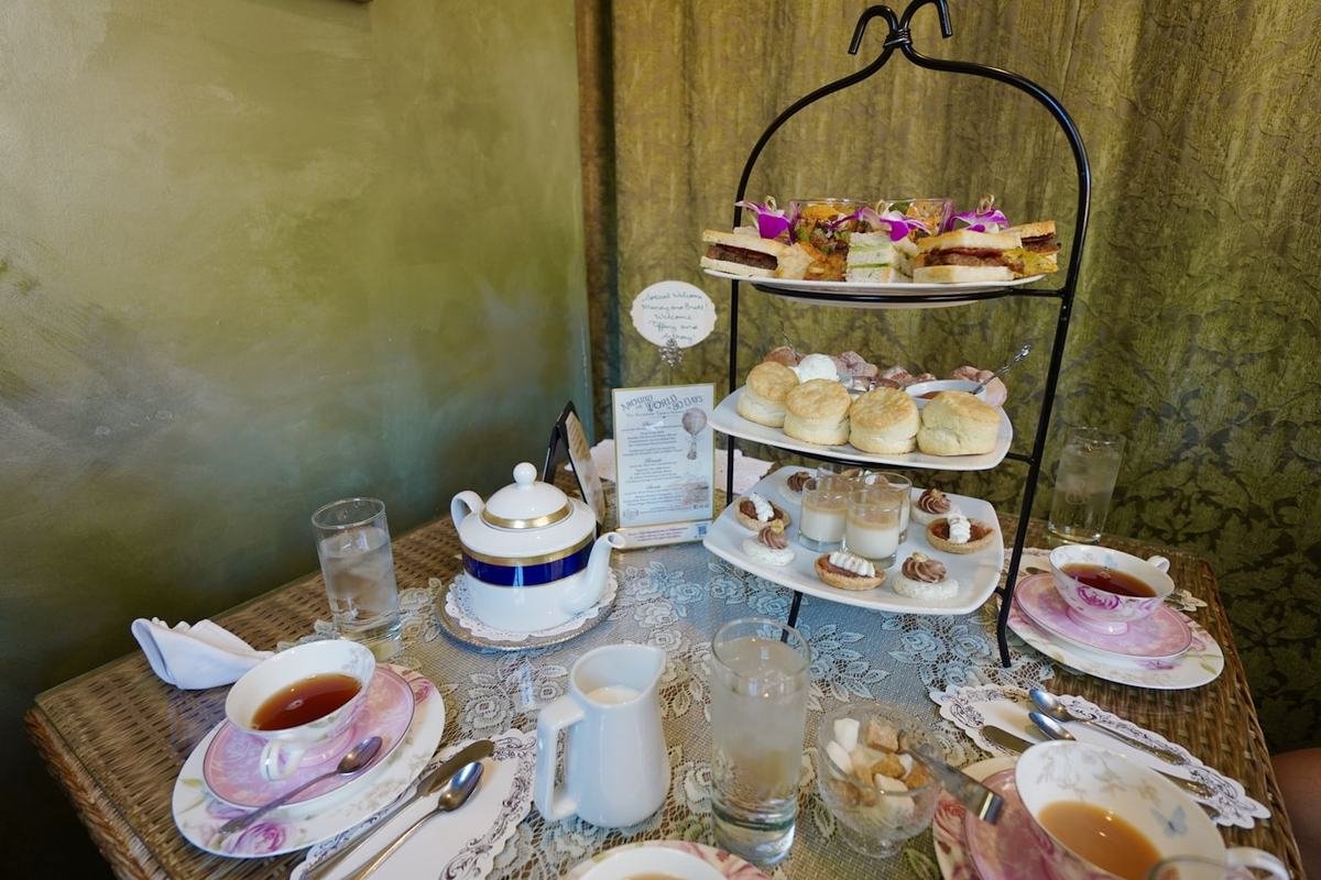 Tavolo apparecchiato per il tè in una tearoom inglese