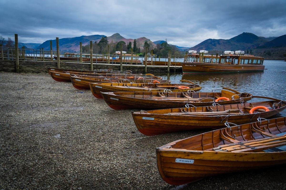 Barche in legno ormeggiate sul lago a Friars Crag