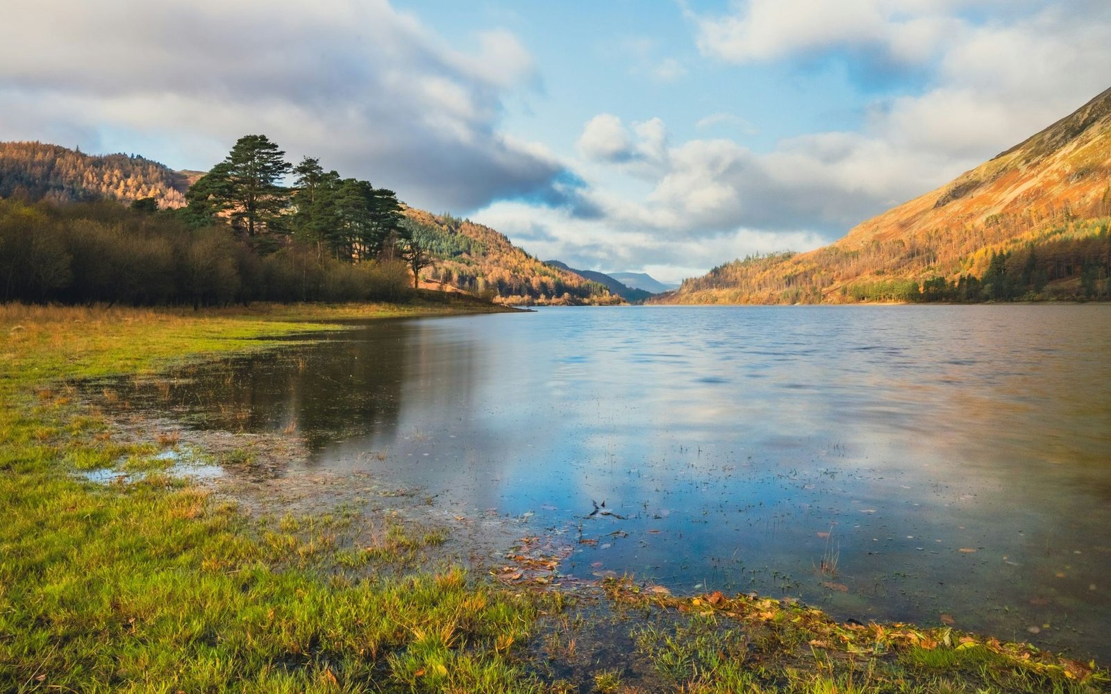 Lago del Lake District circondato da versanti dorati in autunno